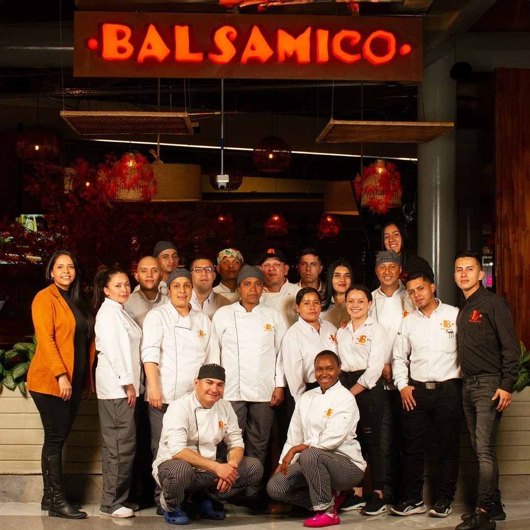 Equipo de meseros y personal del Restaurante Balsámico